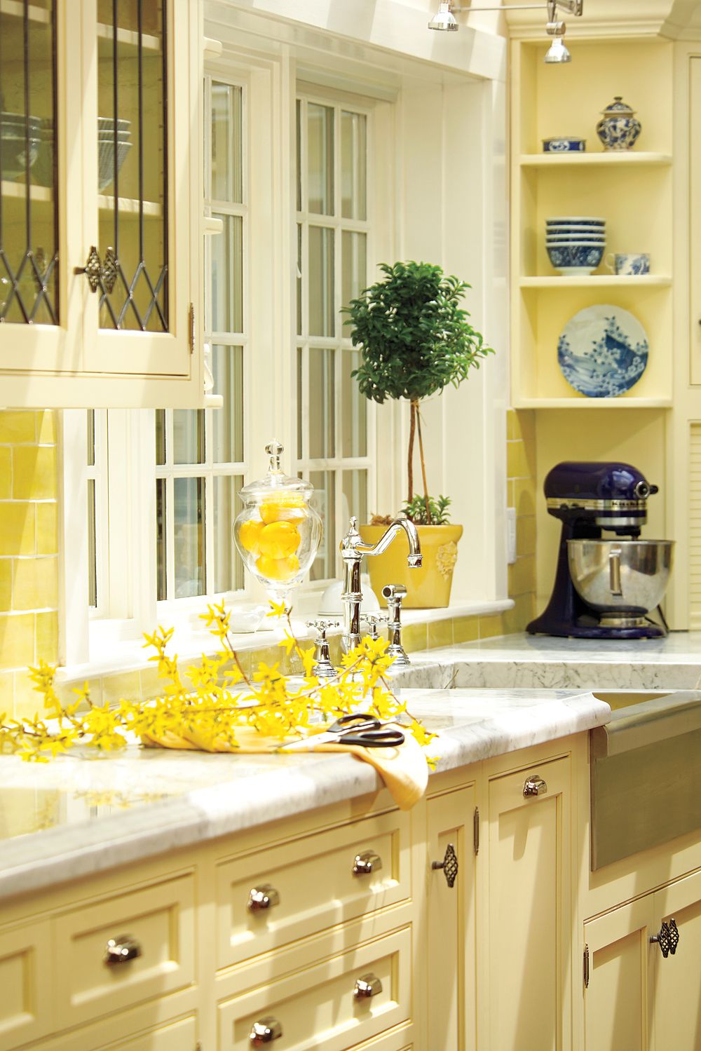 why-yellow-is-the-best-color-option-for-your-farmhouse-kitchen-kitchen50